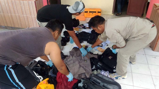 Ini barang dan serpihan dari pesawat polisi yang jatuh di Kepri