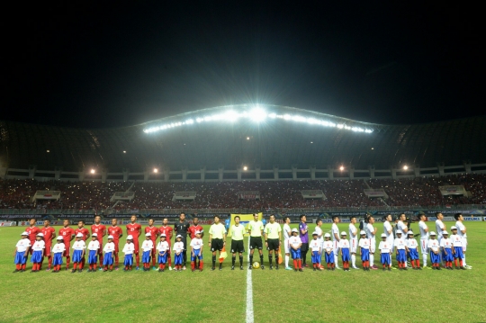 Keseruan Jokowi dukung langsung timnas Indonesia di Pakansari