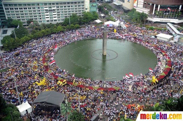 Ponorogo, Papua, Bali, dan masih banyak lagi, diarak memutari Bundaran Ponorogo, Papua, Bali, dan masih banyak lagi, diarak memutari Bundaran