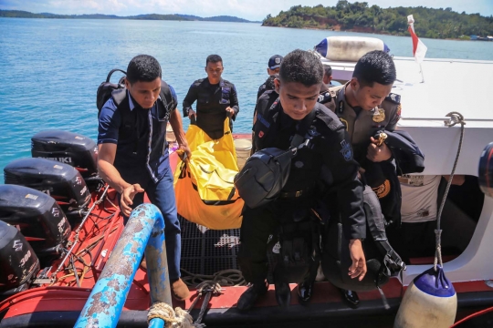 Aksi Tim SAR evakuasi barang & puing pesawat jatuh di Kepri