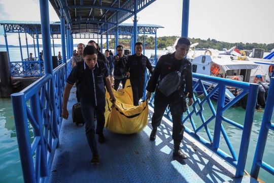 Aksi Tim SAR evakuasi barang & puing pesawat jatuh di Kepri