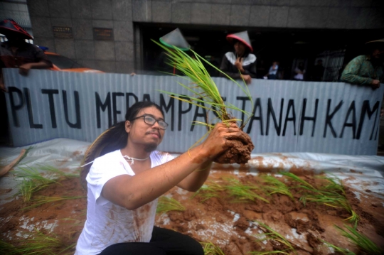 Protes PLTU, para petani Jawa Tengah bikin sawah di Kedubes Jepang