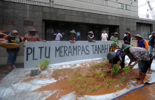 Protes PLTU, para petani Jawa Tengah bikin sawah di Kedubes Jepang