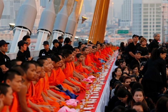 Ribuan warga rayakan HUT terakhir Raja Thailand di Jembatan Bhumibol