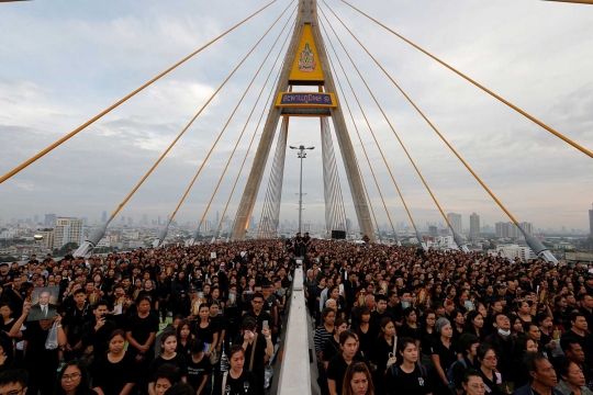Ribuan warga rayakan HUT terakhir Raja Thailand di Jembatan Bhumibol