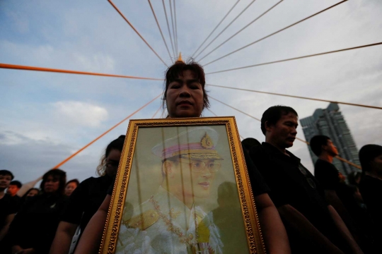 Ribuan warga rayakan HUT terakhir Raja Thailand di Jembatan Bhumibol