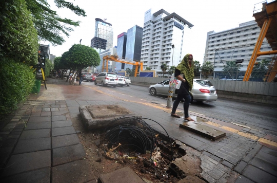 Kondisi trotoar Jalan MH.Thamrin yang merana