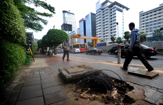 Kondisi trotoar Jalan MH.Thamrin yang merana