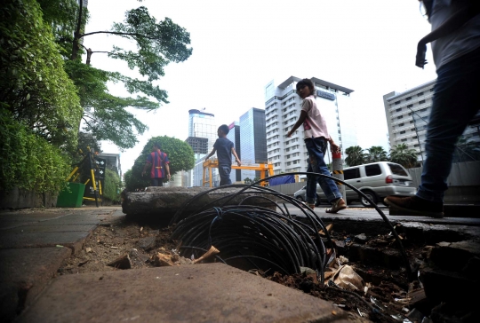 Kondisi trotoar Jalan MH.Thamrin yang merana