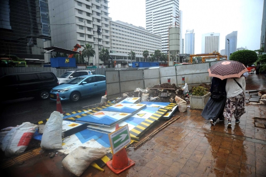 Kondisi trotoar Jalan MH.Thamrin yang merana