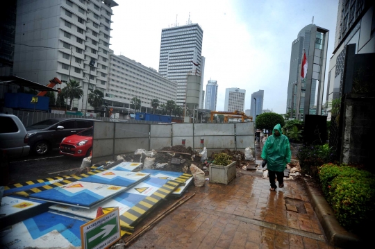 Kondisi trotoar Jalan MH.Thamrin yang merana