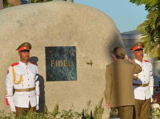 Momen pemakaman abu Fidel Castro di Santiago