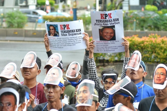 Massa bertopeng politisi Demokrat geruduk Gedung KPK