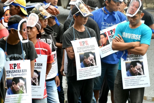 Massa bertopeng politisi Demokrat geruduk Gedung KPK