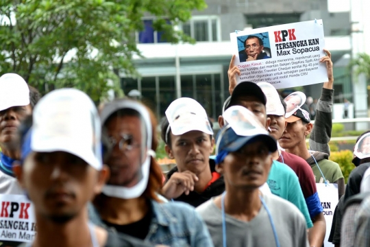Massa bertopeng politisi Demokrat geruduk Gedung KPK