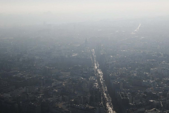 Penampakan Paris dikepung polusi parah