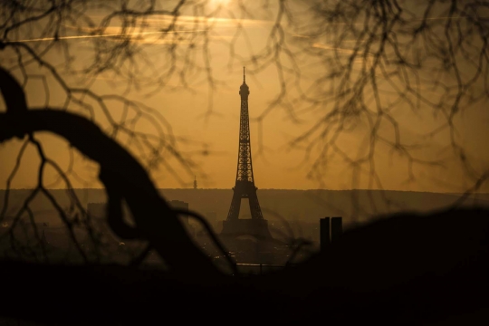 Penampakan Paris dikepung polusi parah