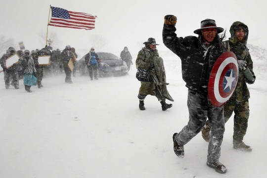 Tolak pipa Dakota, massa tetap nekat demo di tengah badai ekstrem