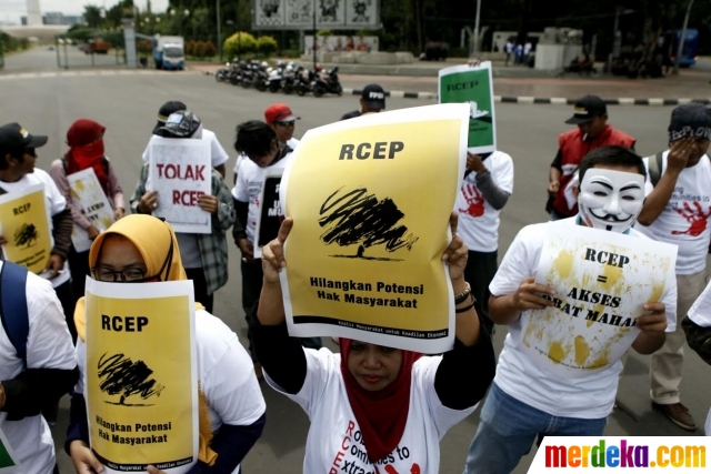 Koalisi Masyarakat untuk Keadilan Ekonomi gelar aksi tolak RCEP. Dalam aksinya, mereka mendesak pemerintah Indonesia untuk tidak melanjutkan perundingan perjanjian Regional Comprehensive Economic Partnership (RCEP) karena isi perundingan dinilai jauh dari kepentingan rakyat.