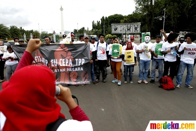 Koalisi Masyarakat untuk Keadilan Ekonomi gelar aksi tolak RCEP. Dalam aksinya, mereka mendesak pemerintah Indonesia untuk tidak melanjutkan perundingan perjanjian Regional Comprehensive Economic Partnership (RCEP) karena isi perundingan dinilai jauh dari kepentingan rakyat.