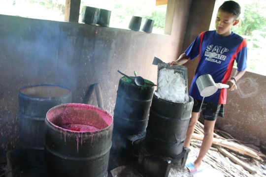 Menengok tempat produksi lilin altar di Malang