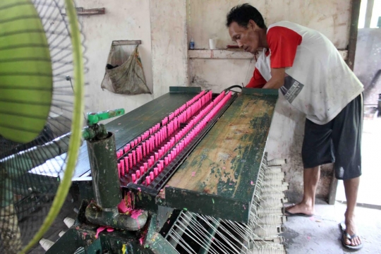 Menengok tempat produksi lilin altar di Malang