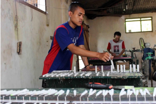 Menengok tempat produksi lilin altar di Malang