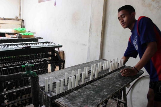 Menengok tempat produksi lilin altar di Malang