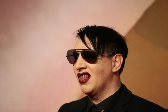 Gaya Marilyn Manson hadiri Fashion Awards 2016