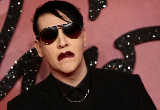 Gaya Marilyn Manson hadiri Fashion Awards 2016