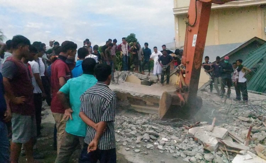 Tim SAR evakuasi para korban gempa di Pidie, Aceh