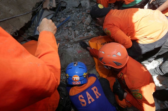 Tim SAR evakuasi para korban gempa di Pidie, Aceh