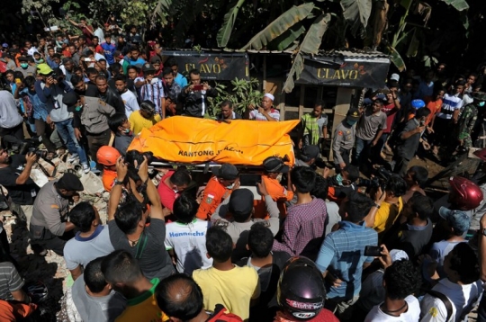 Tim SAR evakuasi para korban gempa di Pidie, Aceh