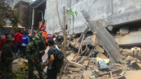 Anggota TNI berjibaku evakuasi korban gempa Aceh