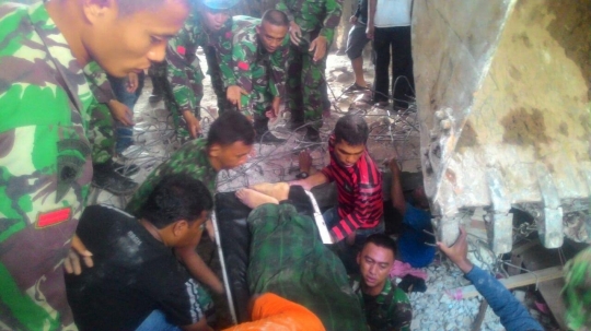 Anggota TNI berjibaku evakuasi korban gempa Aceh
