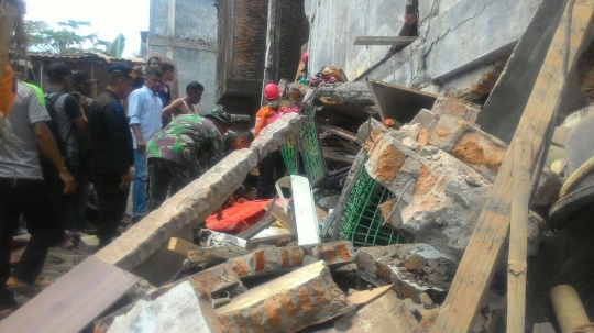 Anggota TNI berjibaku evakuasi korban gempa Aceh