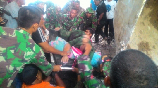 Anggota TNI berjibaku evakuasi korban gempa Aceh
