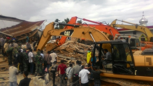 Backhoe bantu evakuasi korban gempa Aceh