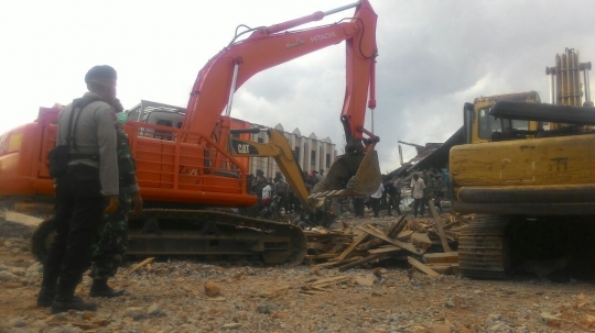 Backhoe bantu evakuasi korban gempa Aceh