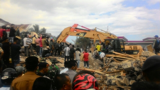 Backhoe bantu evakuasi korban gempa Aceh