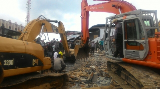 Backhoe bantu evakuasi korban gempa Aceh