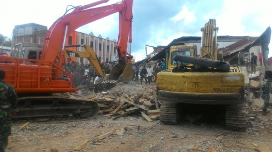 Backhoe bantu evakuasi korban gempa Aceh