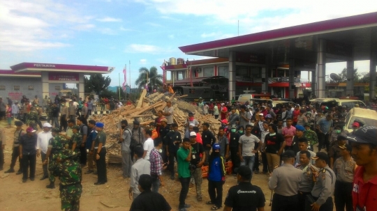 Backhoe bantu evakuasi korban gempa Aceh