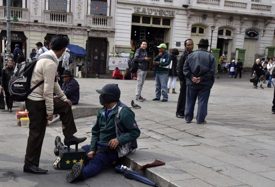 Fenomena tukang semir sepatu bertopeng di Bolivia