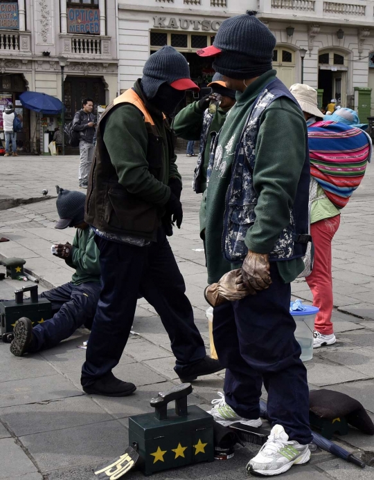 Fenomena tukang semir sepatu bertopeng di Bolivia