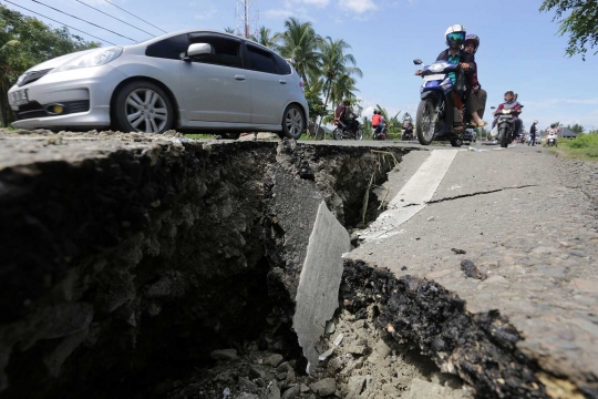 Gempa 6,5 SR sebabkan sejumlah jalanan di Aceh retak