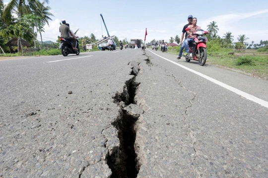 Gempa 6,5 SR sebabkan sejumlah jalanan di Aceh retak