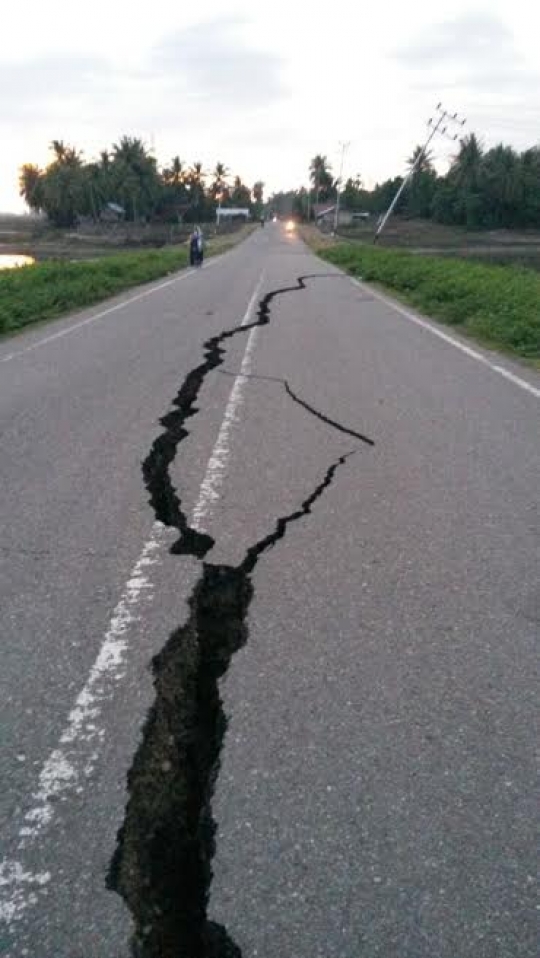 Gempa 6,5 SR sebabkan sejumlah jalanan di Aceh retak