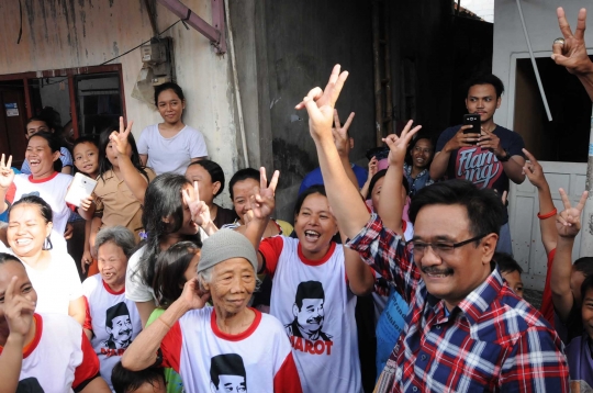 Aksi Djarot ajak warga Tegal Alur salam dua jari