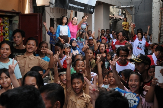 Aksi Djarot ajak warga Tegal Alur salam dua jari